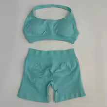 Premium Nahtloses Yoga Set - Sport-BH mit Halter & Scrunch Shorts